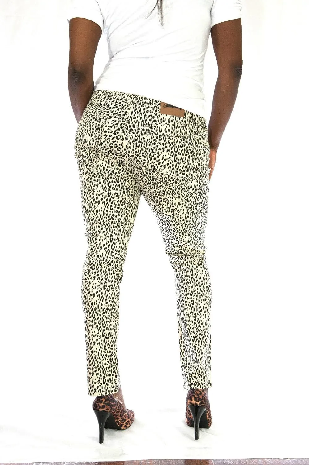 Jeans Colony Women's Plus Size Leopard Cheetah Animal Print Stretch Twill Jeans Skinny Pants
